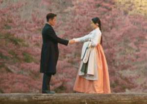 Atores do k-drama 'Pousando no Amor' estão namorando há um ano