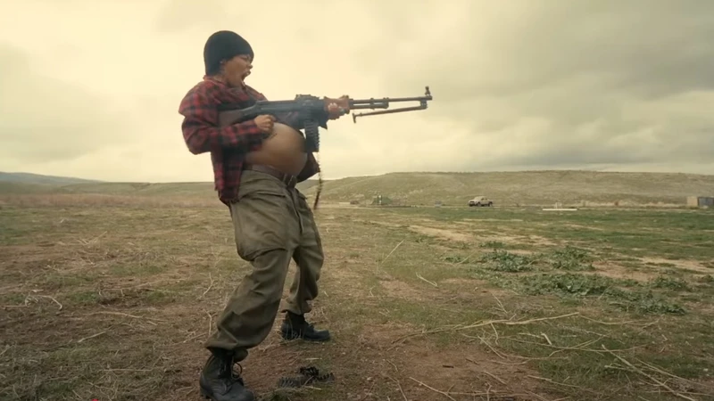 Uma mulher com um barrigão de grávida atirando com uma metralhadora, foi um dos planos que mais me pegou em Uma Batalha Após a Outra.