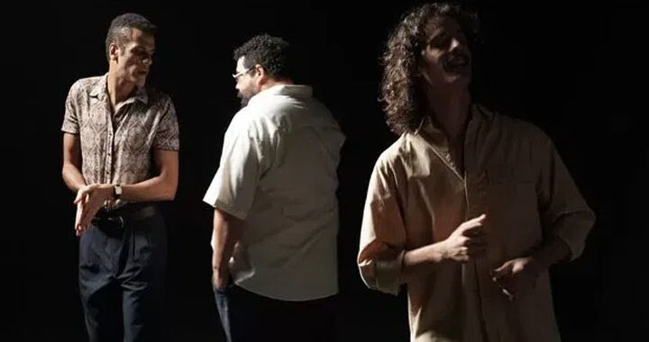 Três homens a dança imagem destacada