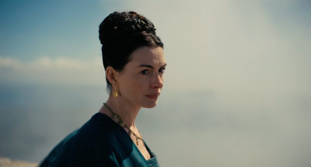 Anne Hathaway é Penélope em A Odisseia.