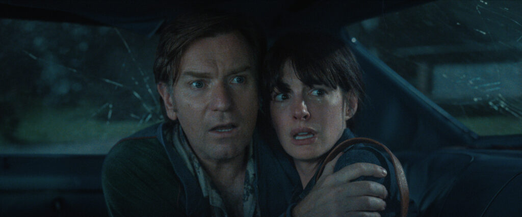 Ewan McGregor e Anne Hathaway em perigo em O Fim da Rua.