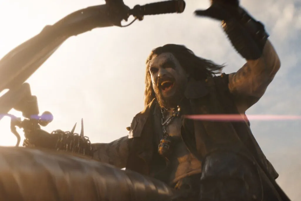 Jason Momoa finalmente encarna o Lobo, em Supergirl.